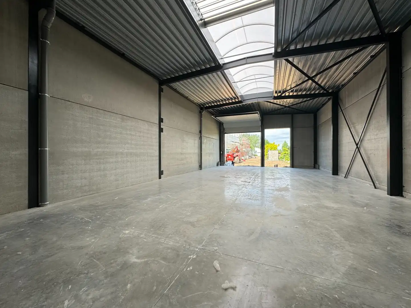 KMO unit met autostaanplaats in de nabijheid van de Rijksweg. foto 5