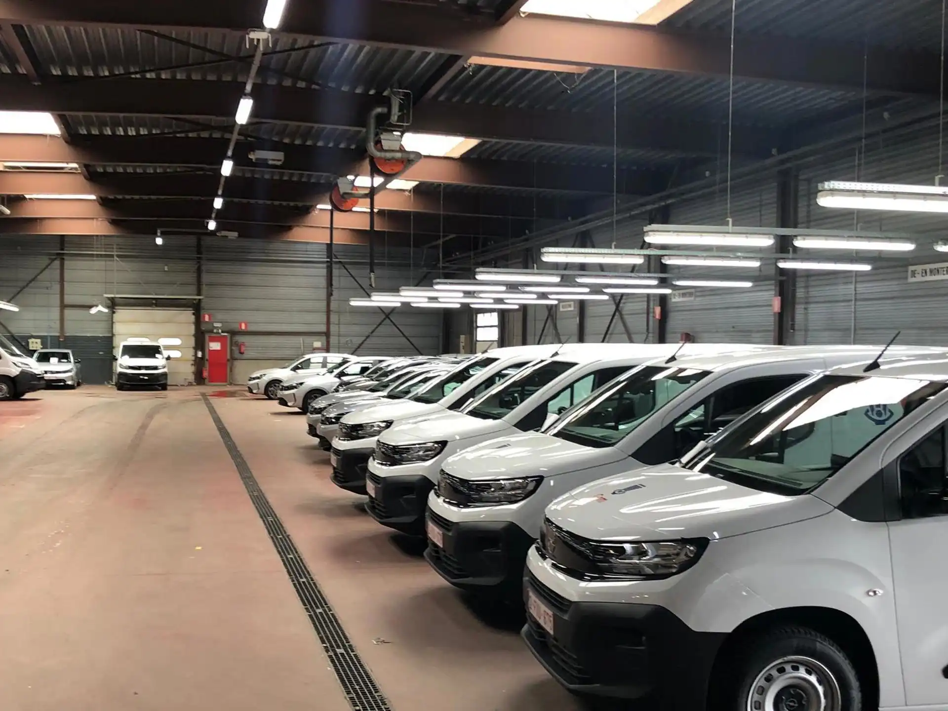 Magazijn met verhard terrein en kantoren te Kontich Industrie foto 4