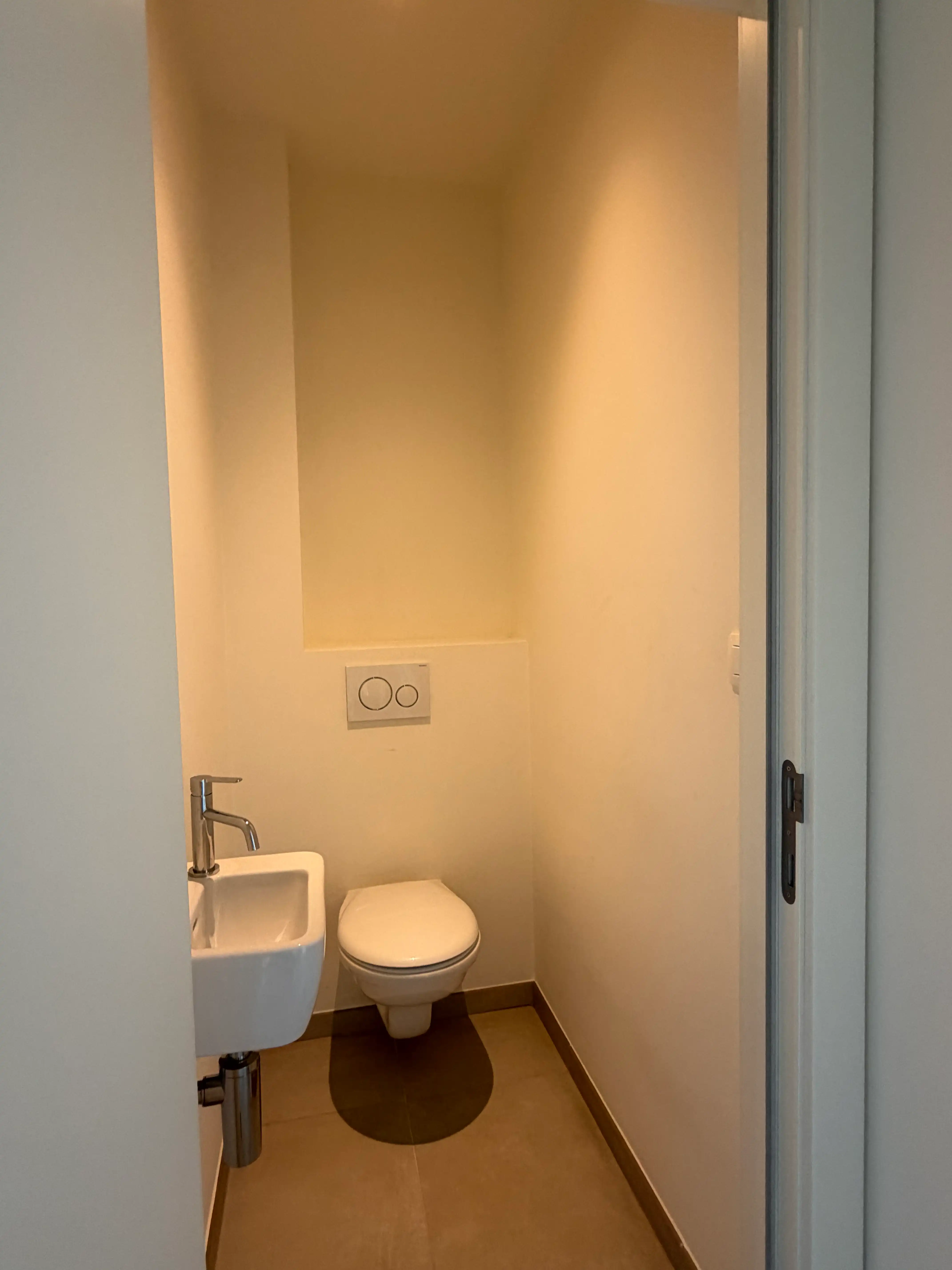 Ruim en lichtrijk 2-slaapkamerappartement met terras, extra brede staanplaats en berging! foto 14