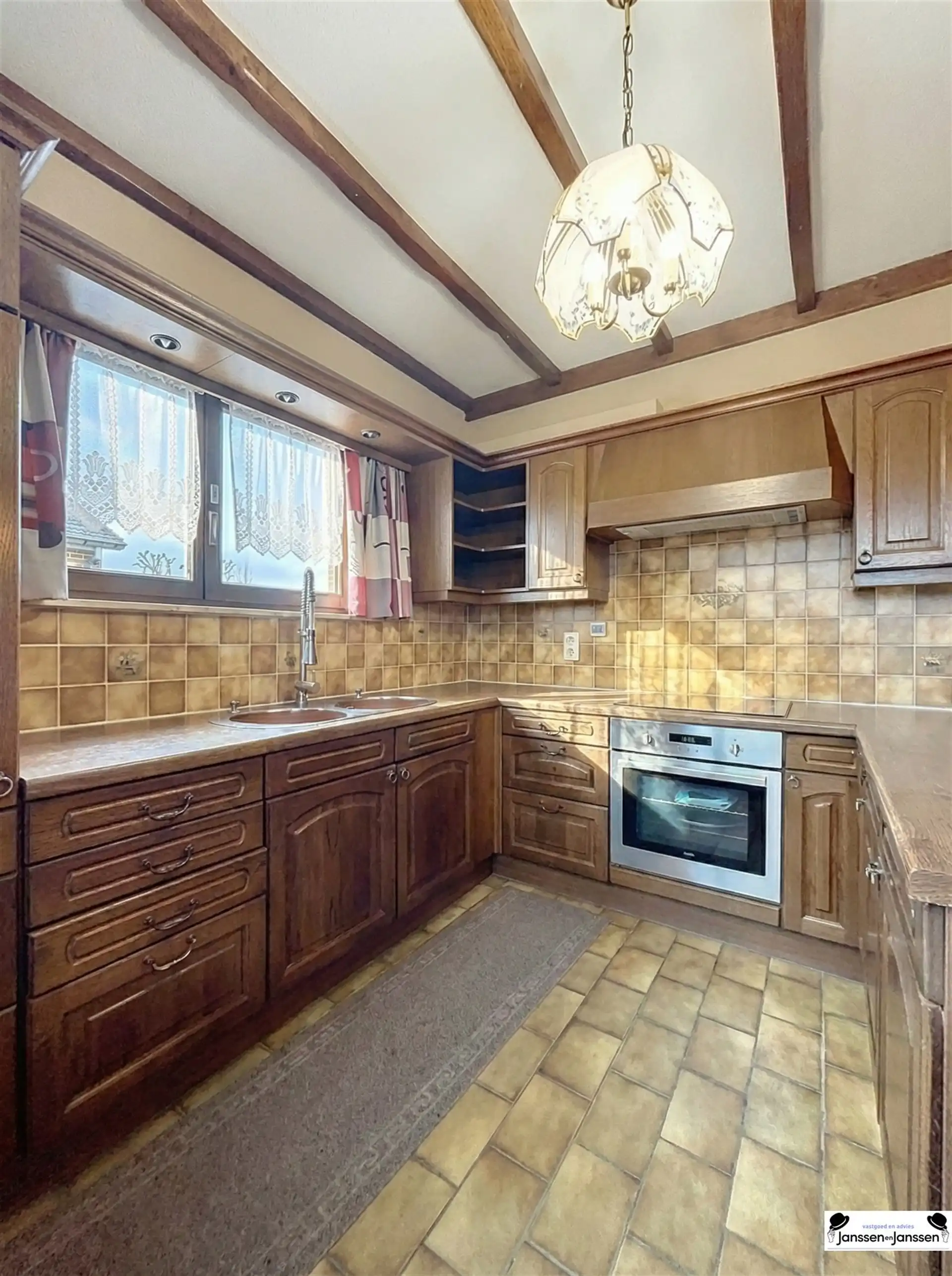 Ruime woning met 3 slaapkamers en aparte garage foto 8