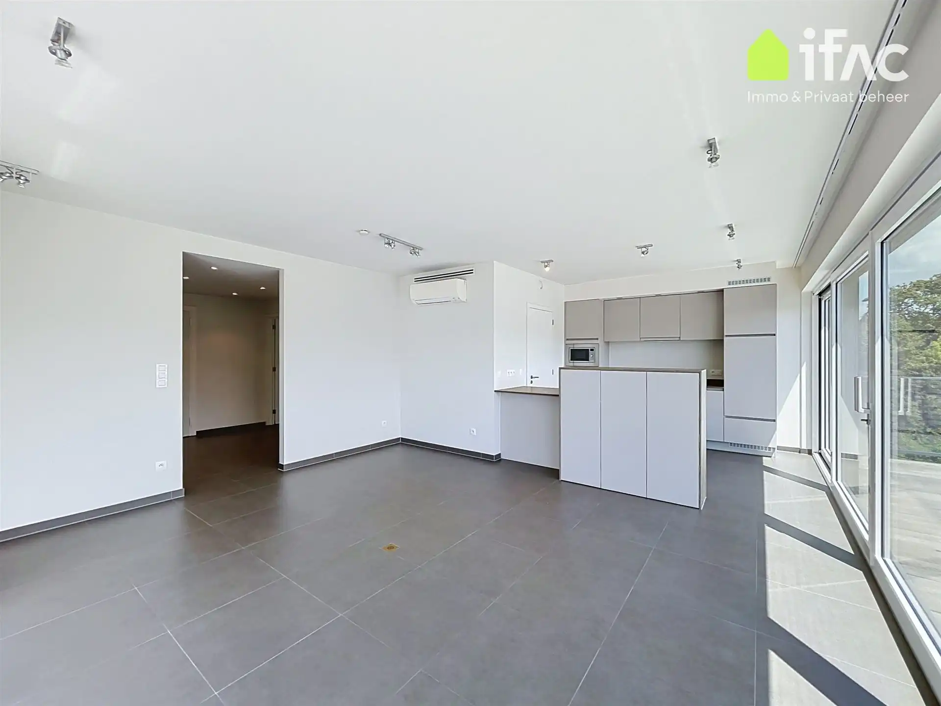 Lichtrijk penthouse appartement met ruim terras foto 3