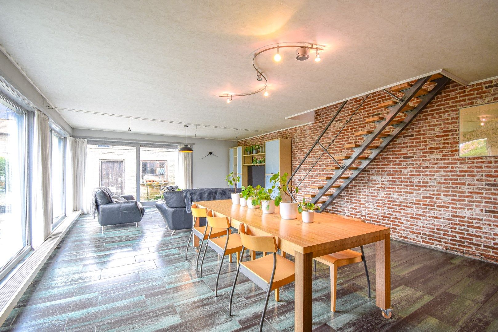 Rustig gelegen gezinswoning met 3 slaapkamers en garage foto 2