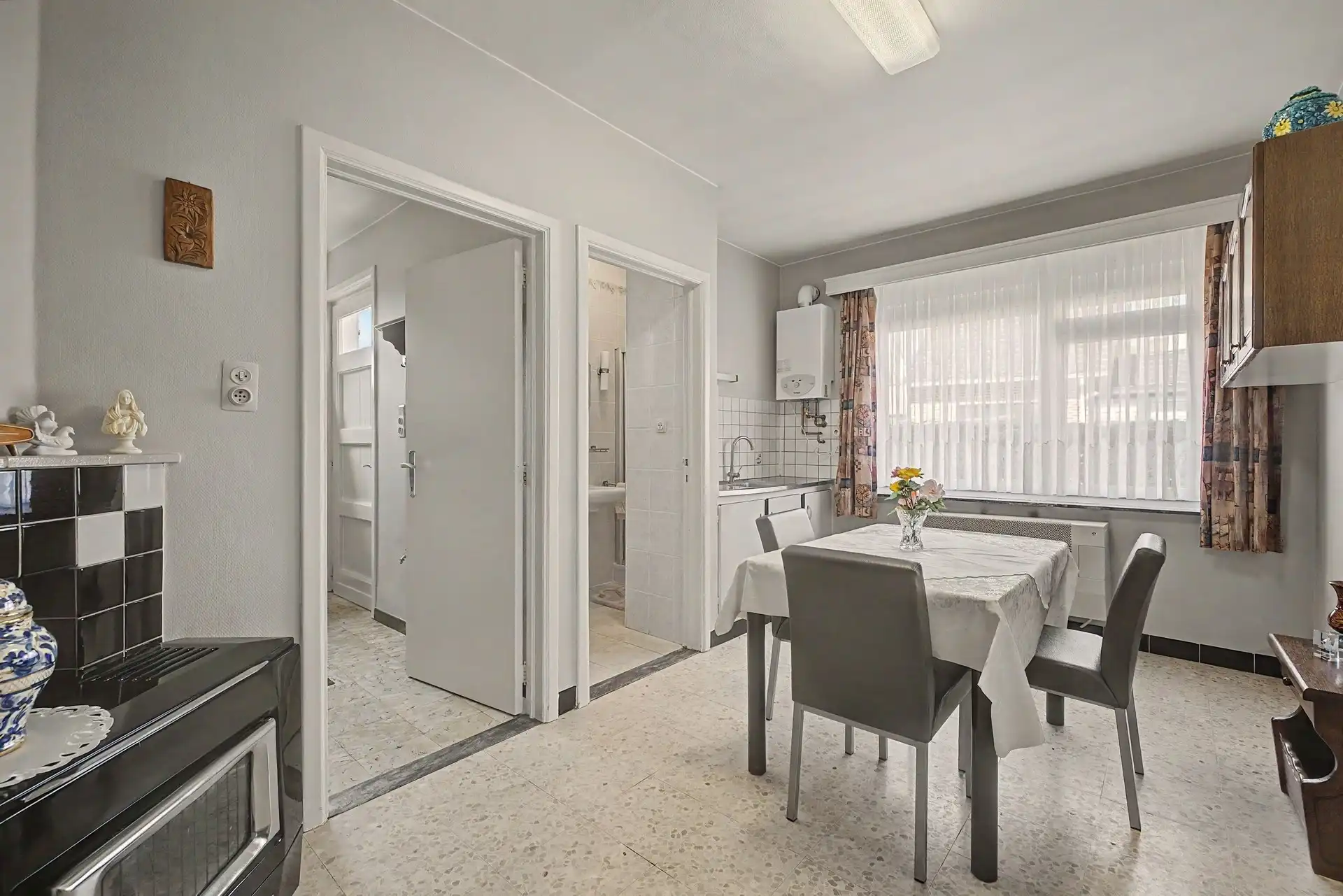 Te renoveren gezinswoning met garage en tuin nabij het centrum van De Klinge foto 9