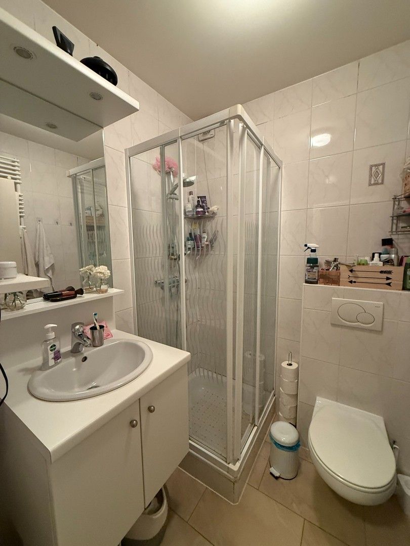 Gelijkvloers appartement met 2 slaapkamers, terras en ruime tuin te Hasselt. foto 4