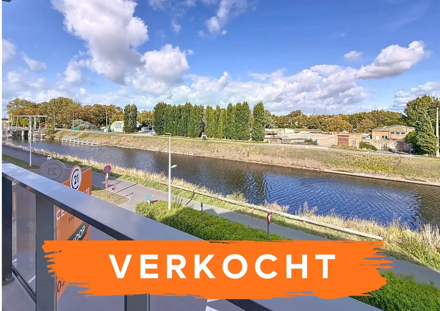 Rustig gelegen hoekappartement gelegen aan het water in Nieuwpoort-stad foto {{pictureIndex}}