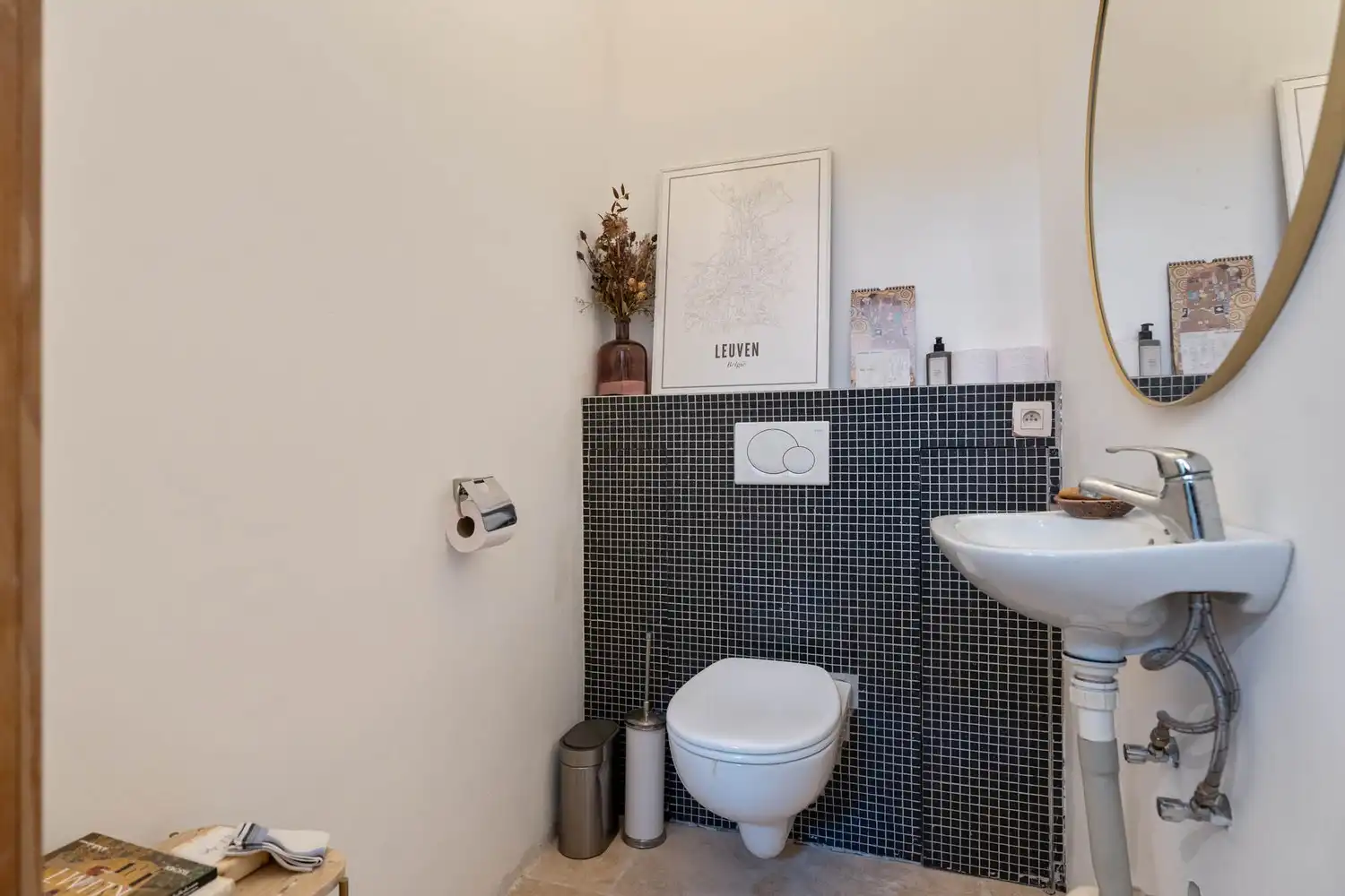 Goed gelegen halfopen bebouwing met 3 slaapkamers en een tuin met een poortje naar de straat te Wilsele! foto 4