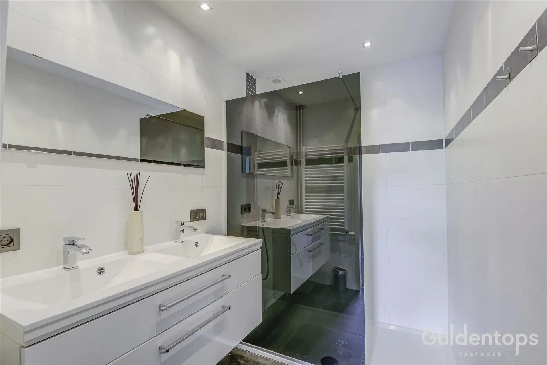 Modern ruim gelijkvloers (2 slk) appartement met ruime tuin foto 19