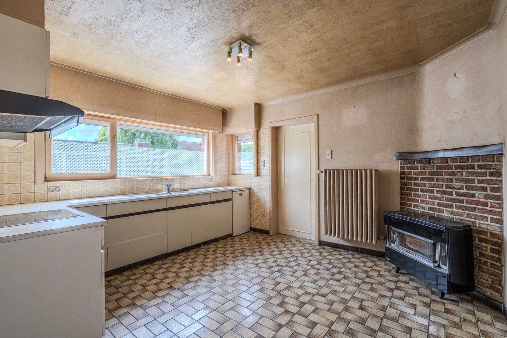 Te renoveren bungalow op ruim perceel foto 10