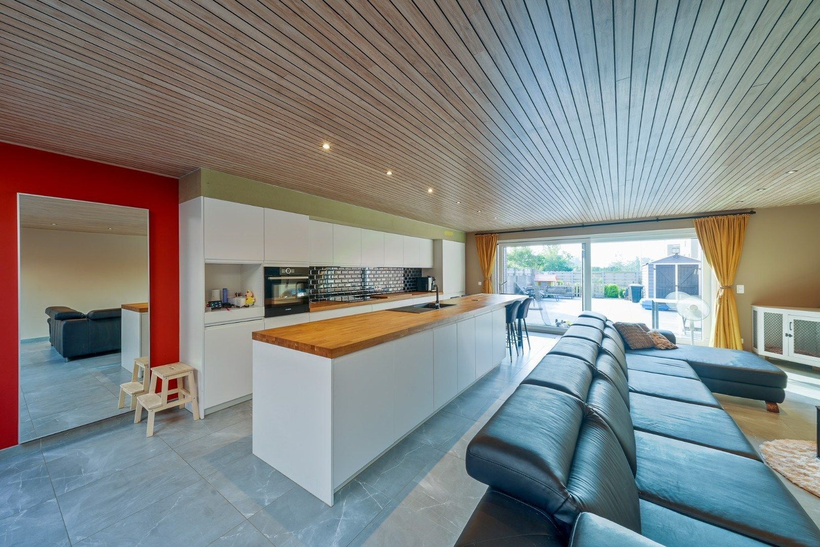 Ruime gerenoveerde "halfopen" -woning met 4 slaapkamers te Oudenburg foto 5