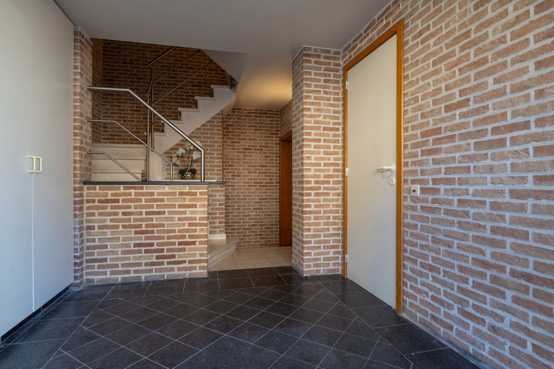 Zeer ruime eengezinswoning met 6 kamers, tuin en garage foto 28