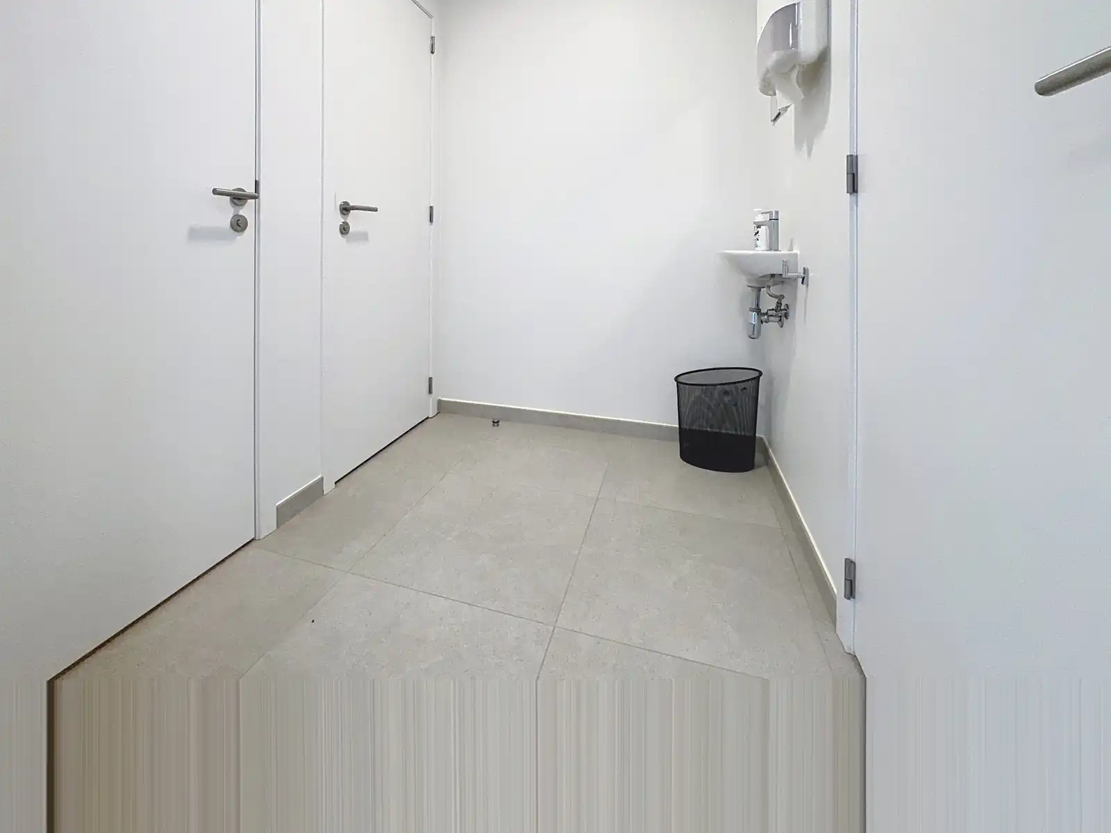 Instapklare en bemeubelde KANTOORRUIMTE (150m² op 1°V.) met berging en 2 autostaanplaatsen in de kelder. Op een boogscheut van het centrum van Brugge/expresweg. foto 8