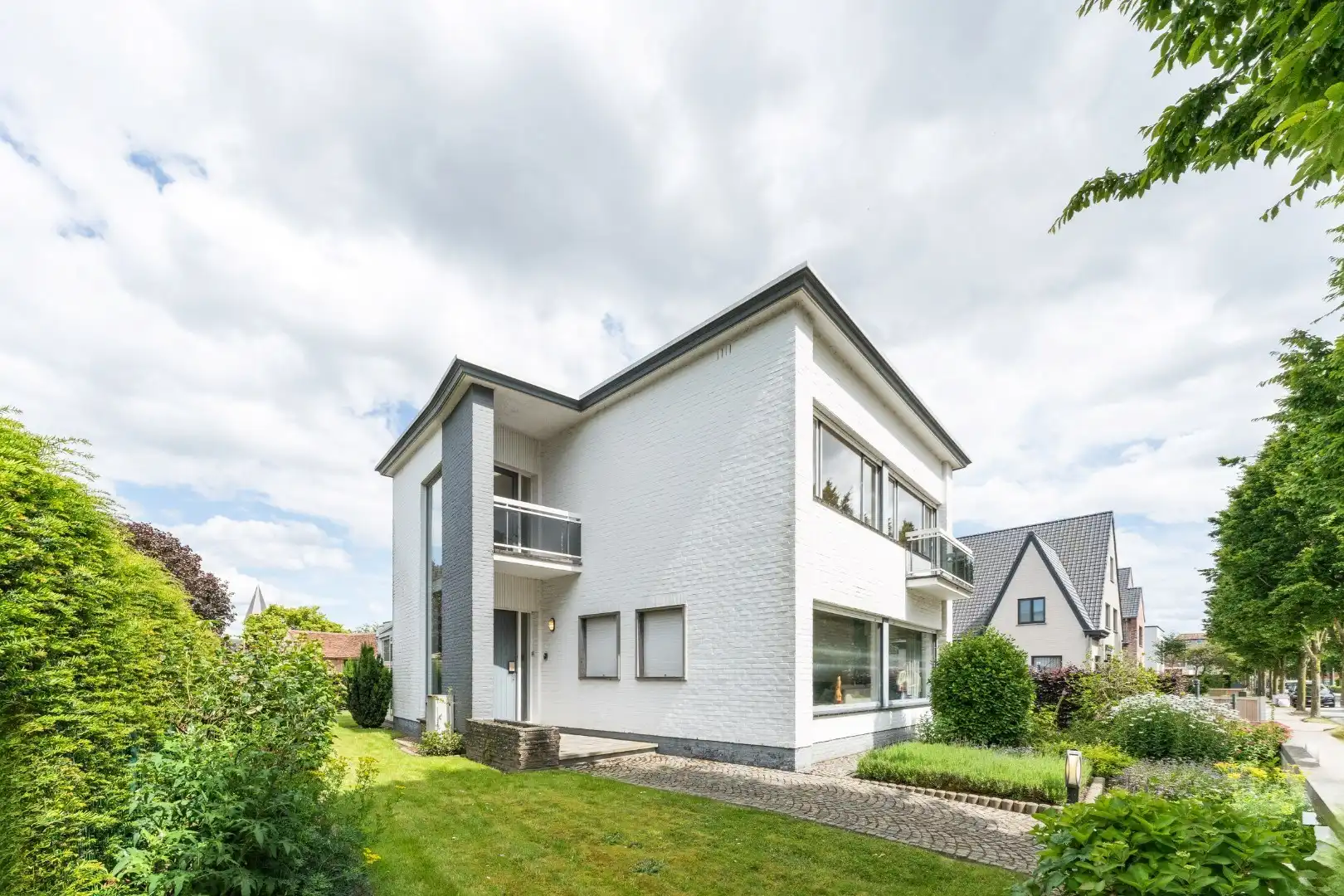 Hoofdfoto van de publicatie: Centraal gelegen lichtrijke villa met 3 slpk, tuin en garage, Torhout