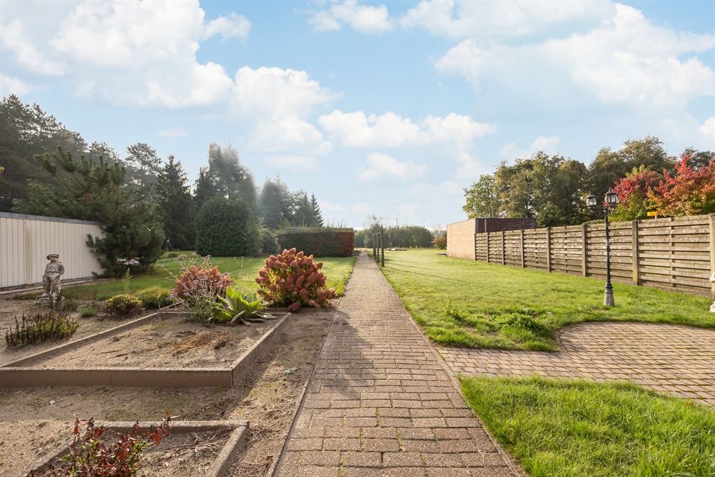 Karaktervolle woning met veel potentieel foto 2