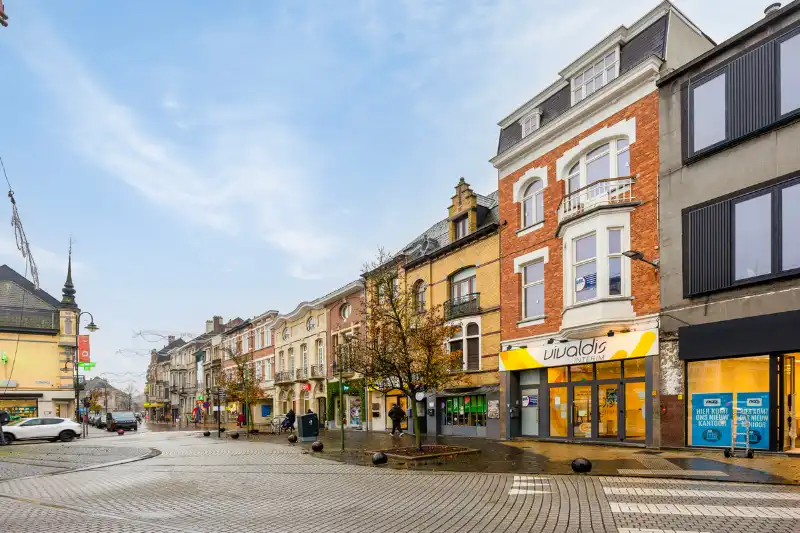 Pand met authentieke gevel op toplocatie – 422 m² renovatiepotentieel foto 2