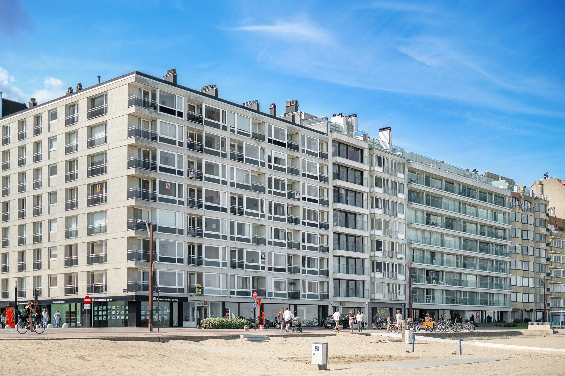 Exclusief en luxueus gerenoveerd appartement met frontaal zeezicht op topligging in Het Zoute foto 2
