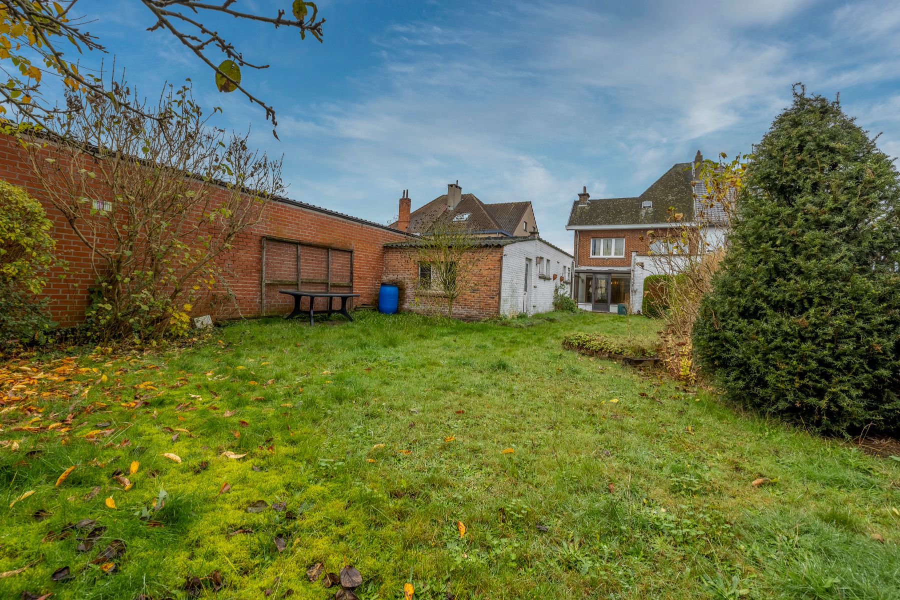 Halfopen woning met 4 slaapkamers, tuin en garage foto 3