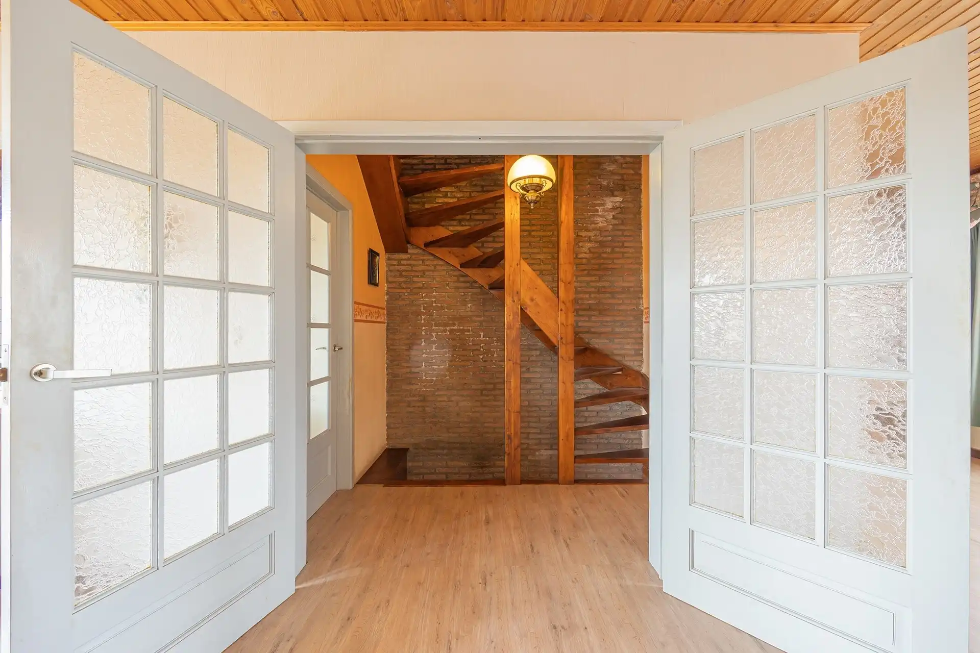 Op te frissen bel-étage woning met 3 slaapkamers en grote garage & tuin foto 9