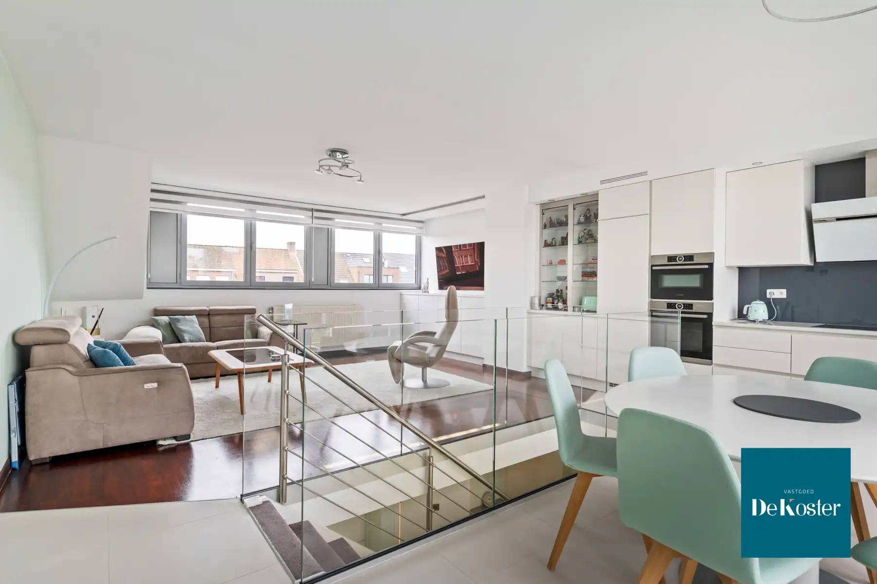 Stijlvol duplexappartement met ruim terras en garage foto 2