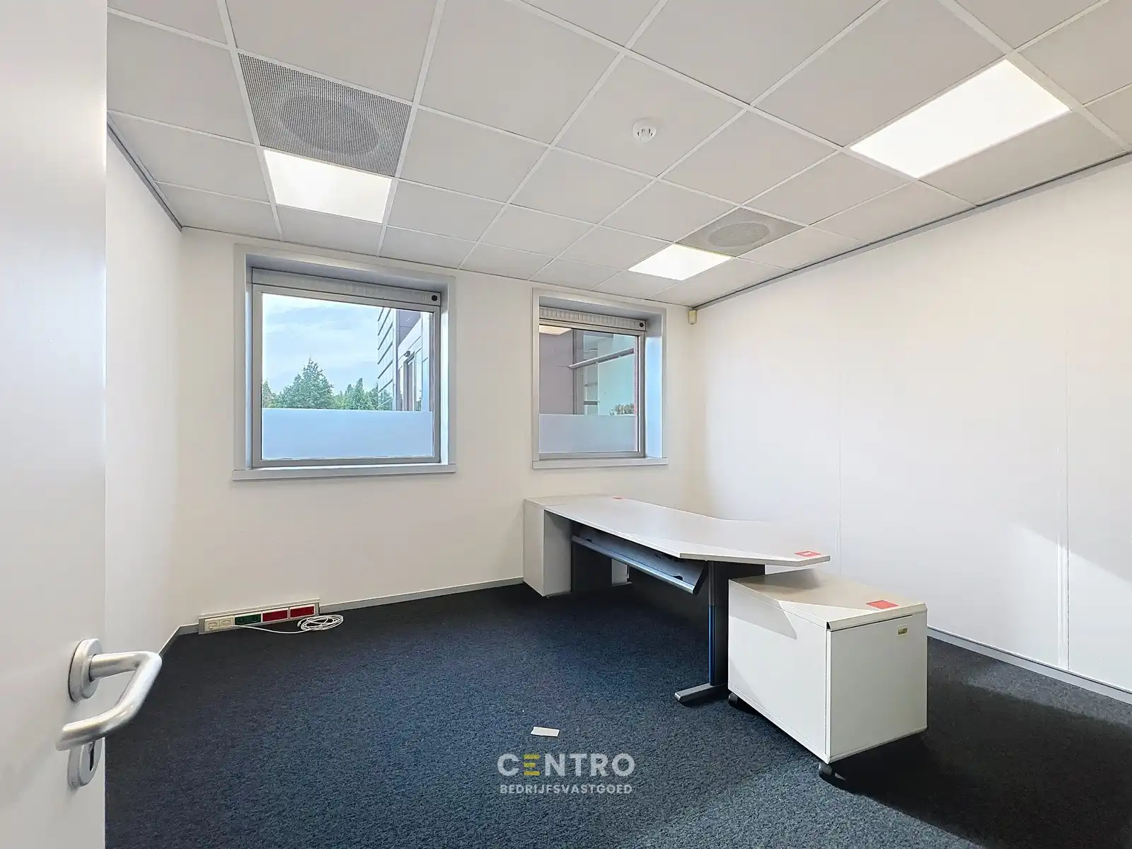 Instapklare KANTOORRUIMTE (± 700 m²) - ALL-IN formule (huur, verbruik, randaccomodatie, etc.) te IEPER. foto 12