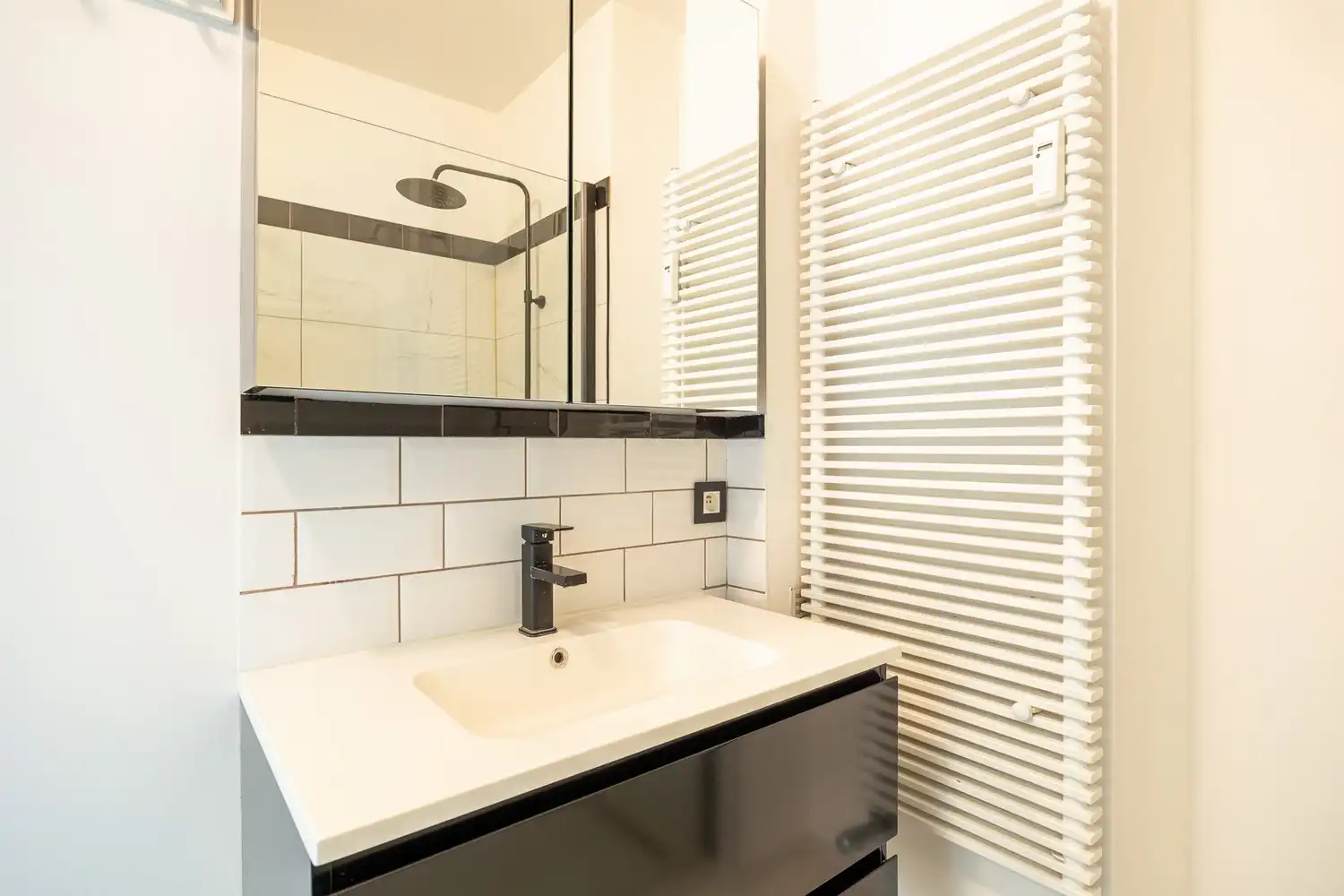 Recent gerenoveerd 2-slaapkamerappartement  met ruim terras te Wilrijk foto 9