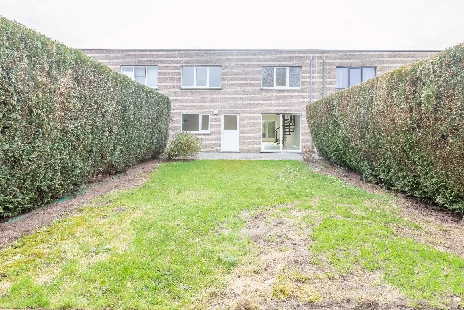 Gunstig gelegen instapklare woning in rij met garage en toffe tuin foto 19