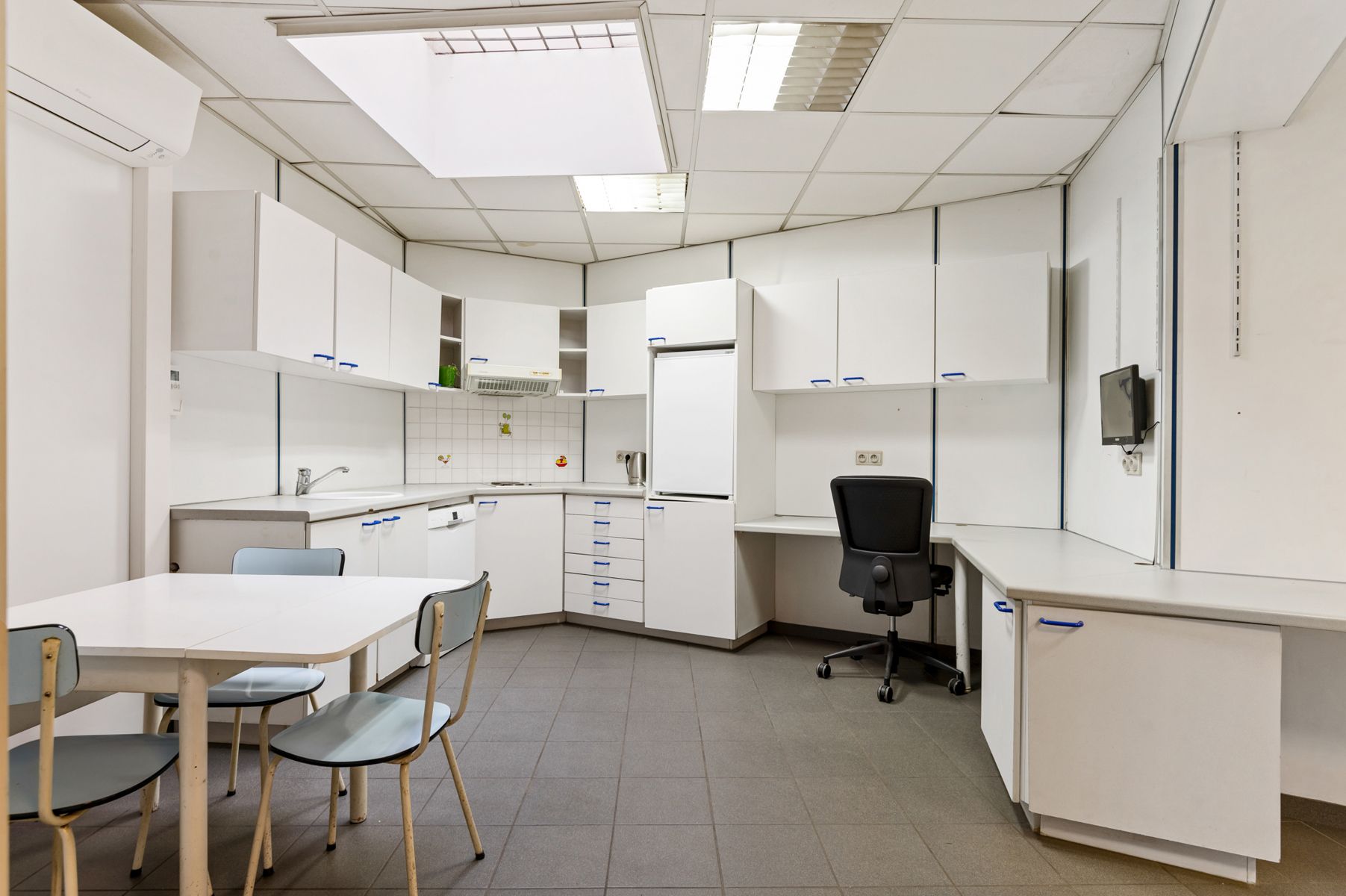 Zeer ruim handelshuis op top locatie in Merksem foto 7