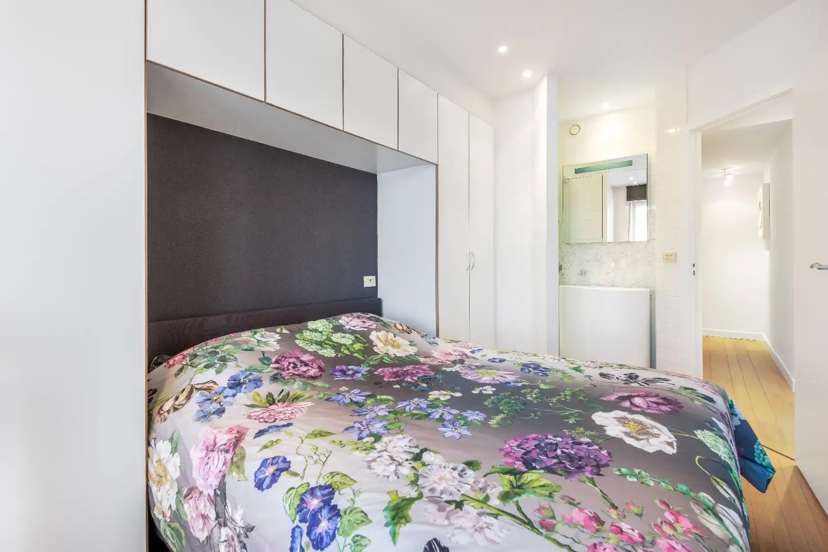 Aangenaam appartement met groot zonneterras gelegen in een rustige zijstraat van de Dumortierlaan. Parking mogelijk. foto 12