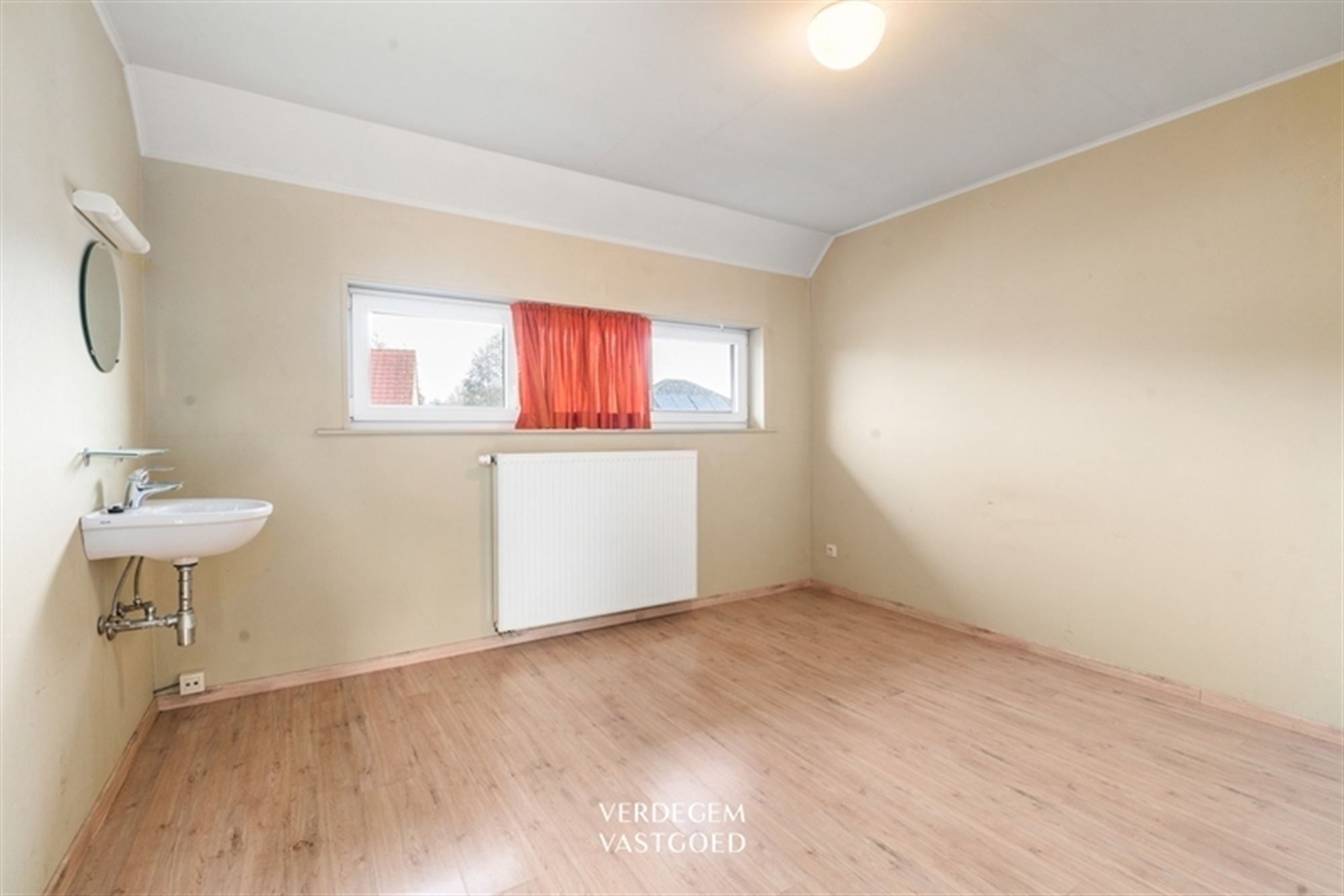 Rustig gelegen, vrijstaande woning met 6 slaapkamers op mooi perceel foto 13