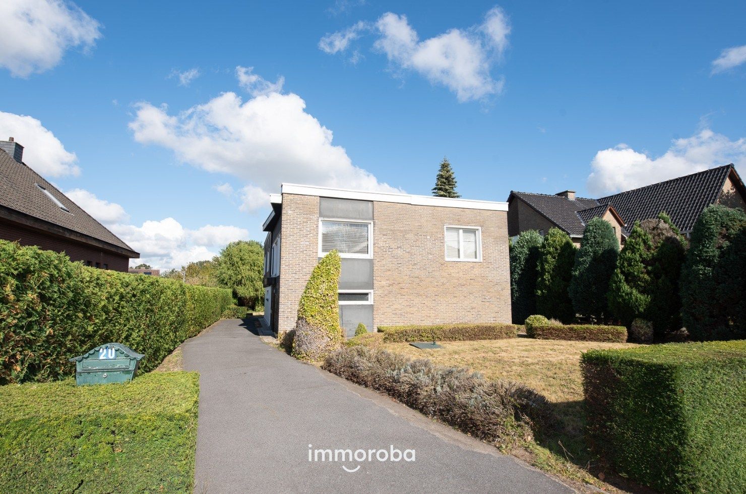 Stevige architectenwoning op toplocatie te koop in het Villapark in Waregem. Uniek renovatieproject! foto {{pictureIndex}}