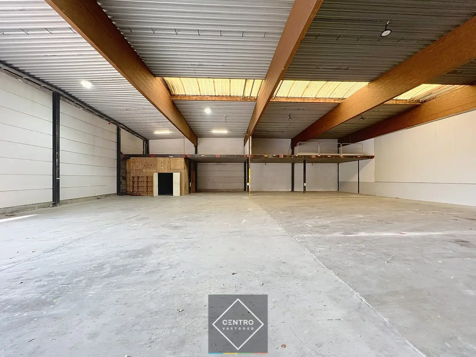 Instapklaar magazijn (600 m2) met mezzanine en geïntegreerd kantoor langs de N8 te Elverdinge (Ieper). Ambachten toegestaan ! foto 2