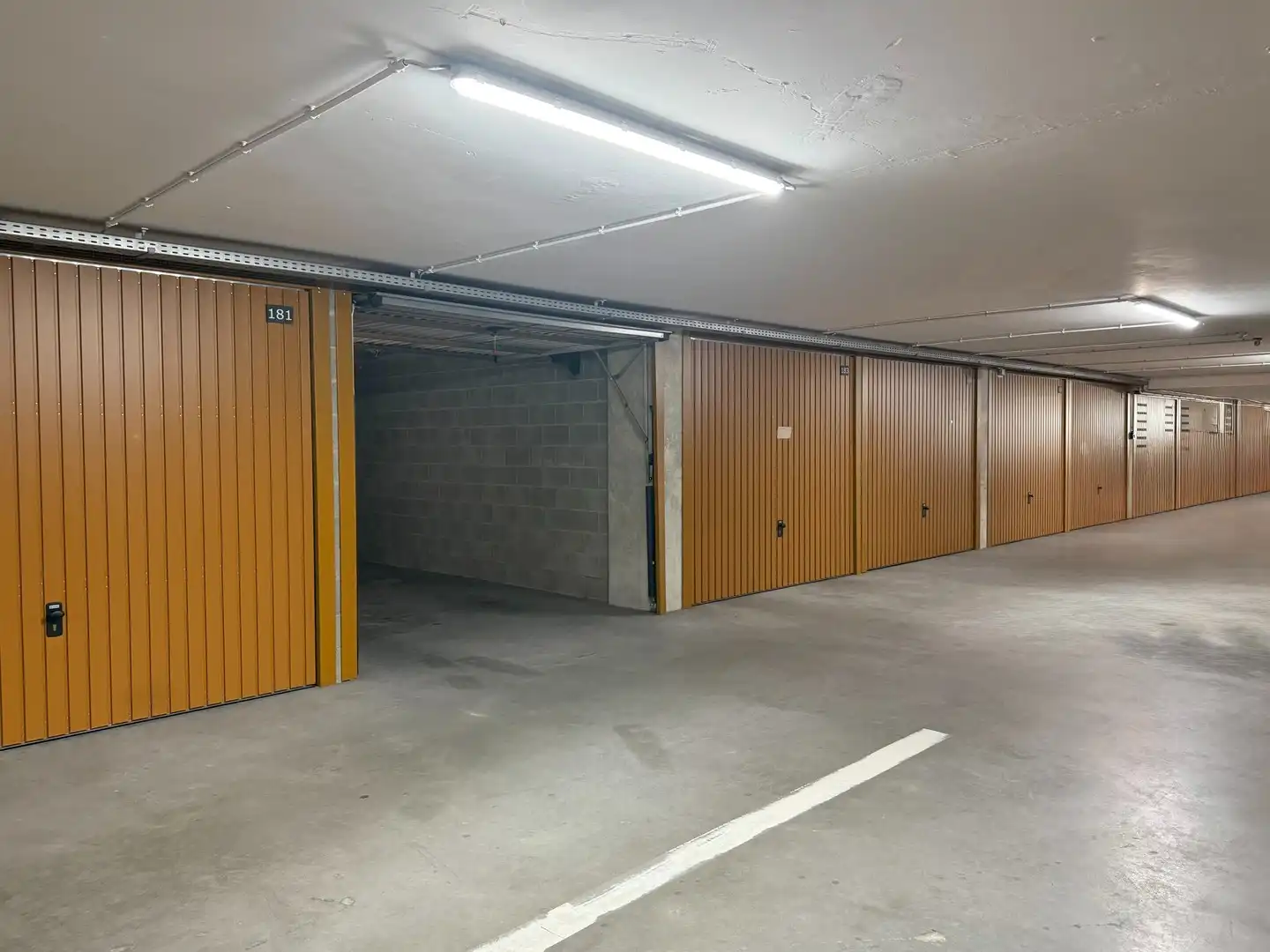 Gesloten garagebox gelegen in de Dumortierlaan in parking IJzerpark. foto 5