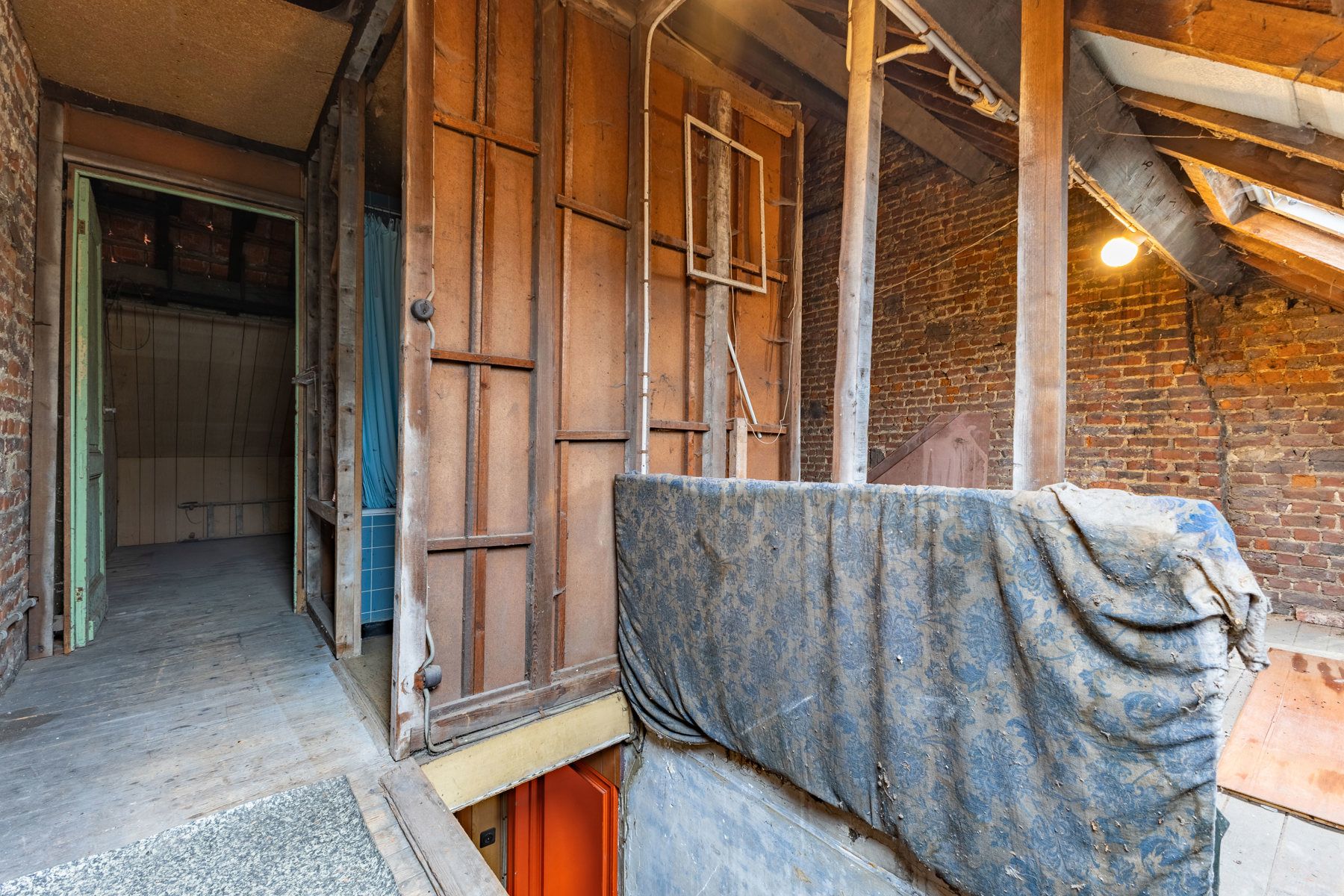 Goed gelegen ruime te renoveren woning met bouwgrond foto 19