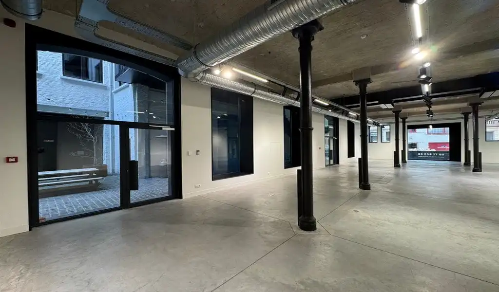 Kantoorruimte of showroom te huur in gerenoveerd pakhuis Valkeniersnatie in Antwerpen foto 3