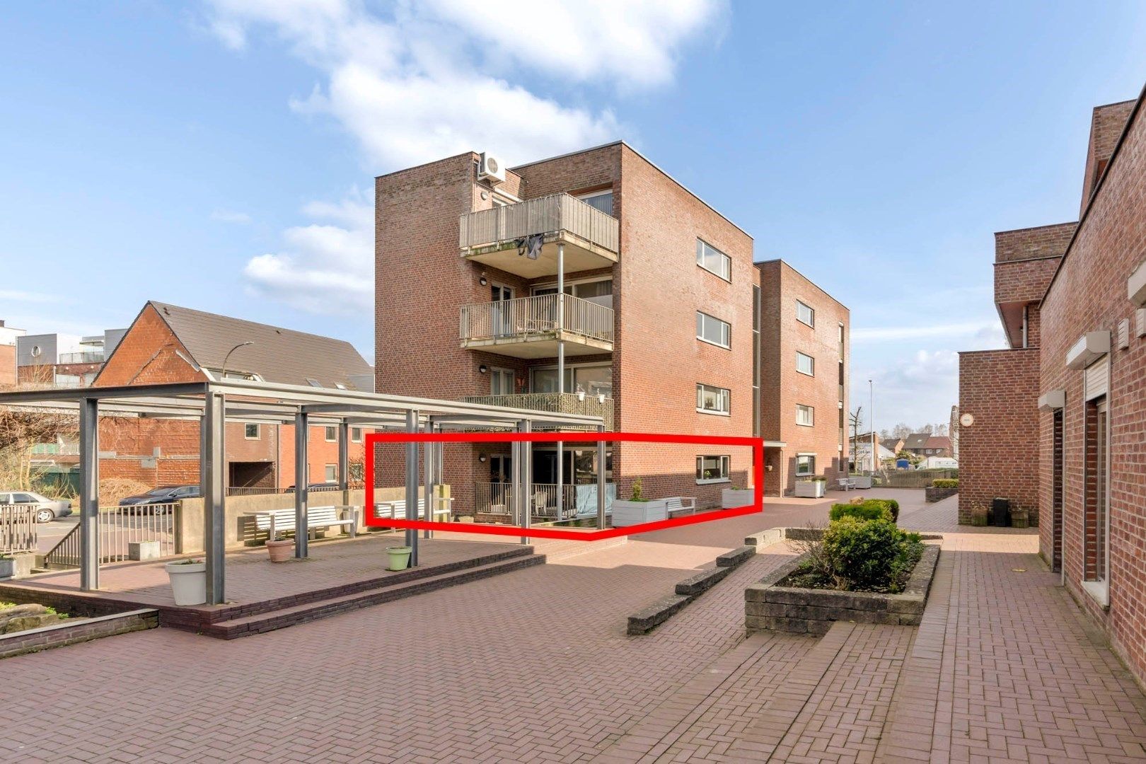 Gelijkvloers, instapklaar appartement gelegen op een rustig woonerf op een rustige locatie nabij het centrum van Maasmechelen!  foto 3