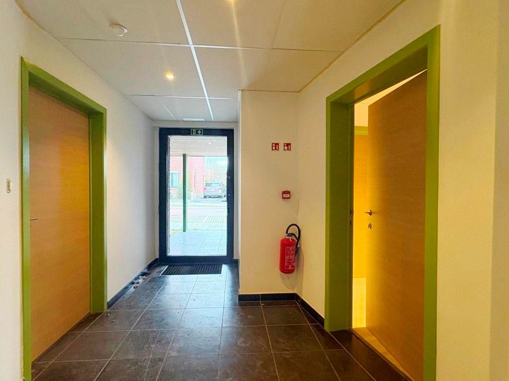 Duurzaam en sterk visueel gelegen kantoorgebouw met 3 standplaatsen en groot bovenliggend appartement. foto 11