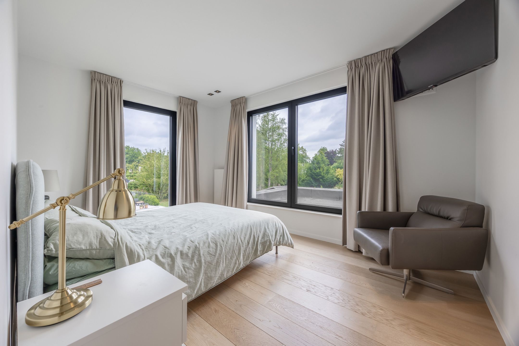 Licht en ruimte in strakke designwoning foto 32