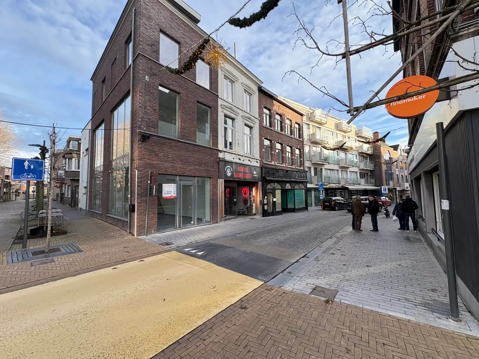 Recente handelsruimte in het centrum foto {{pictureIndex}}