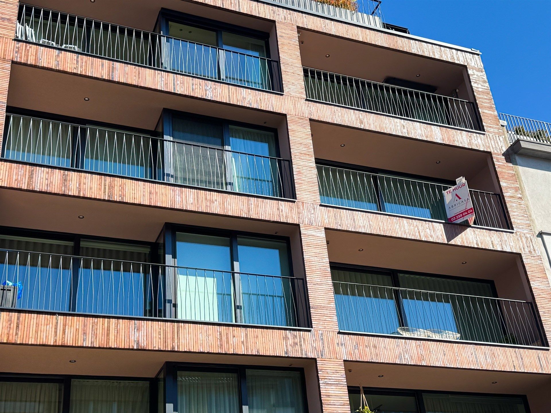 Lichtrijk nieuwbouw appartement met terras en garageplaats foto 18
