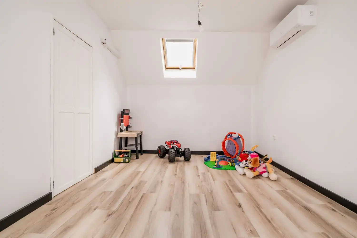 Ruime gerenoveerde woning met 4 slaapkamers en prachtige tuin foto 20