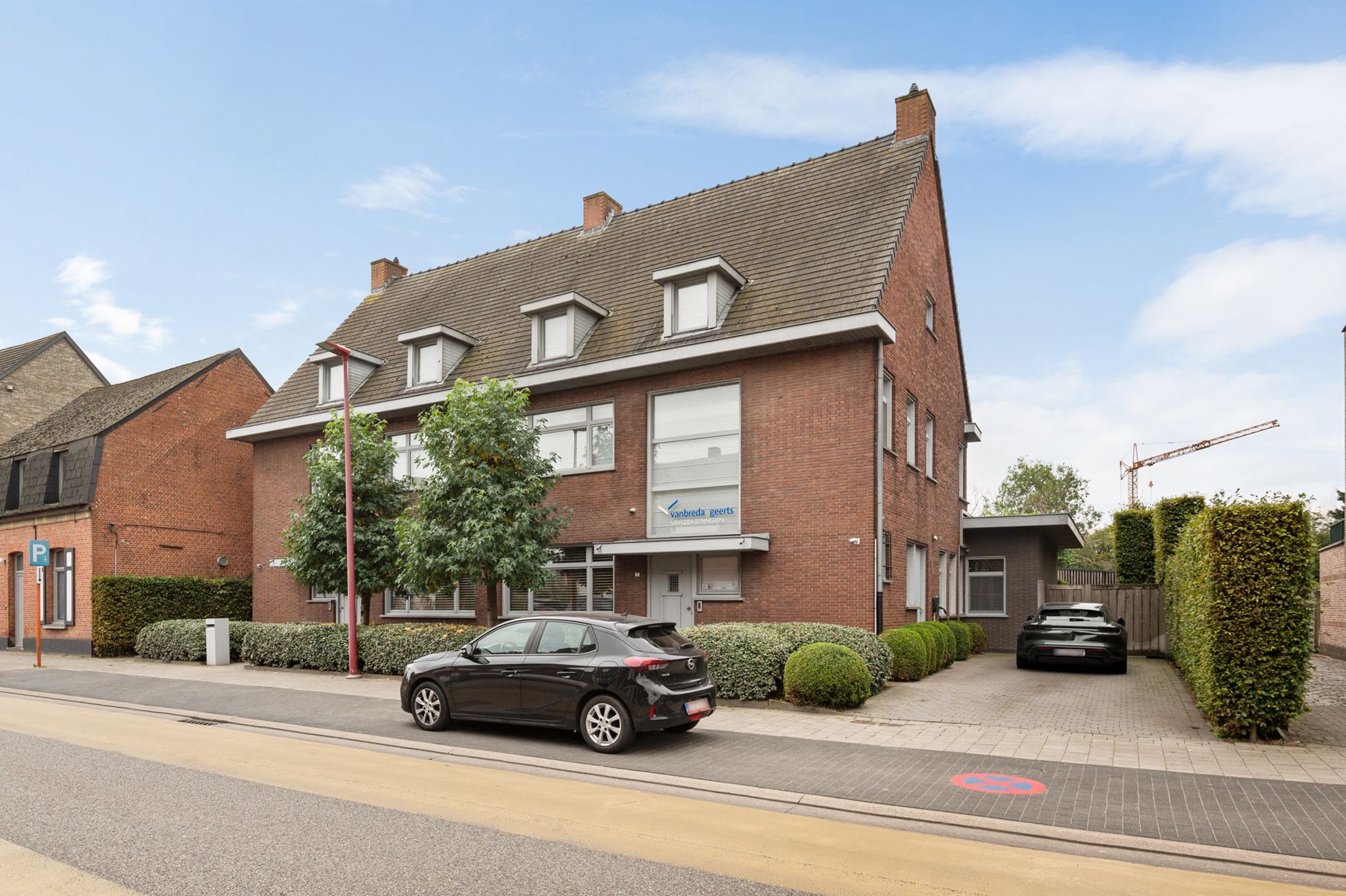 High-end afgewerkte praktijkvilla in het centrum foto 32