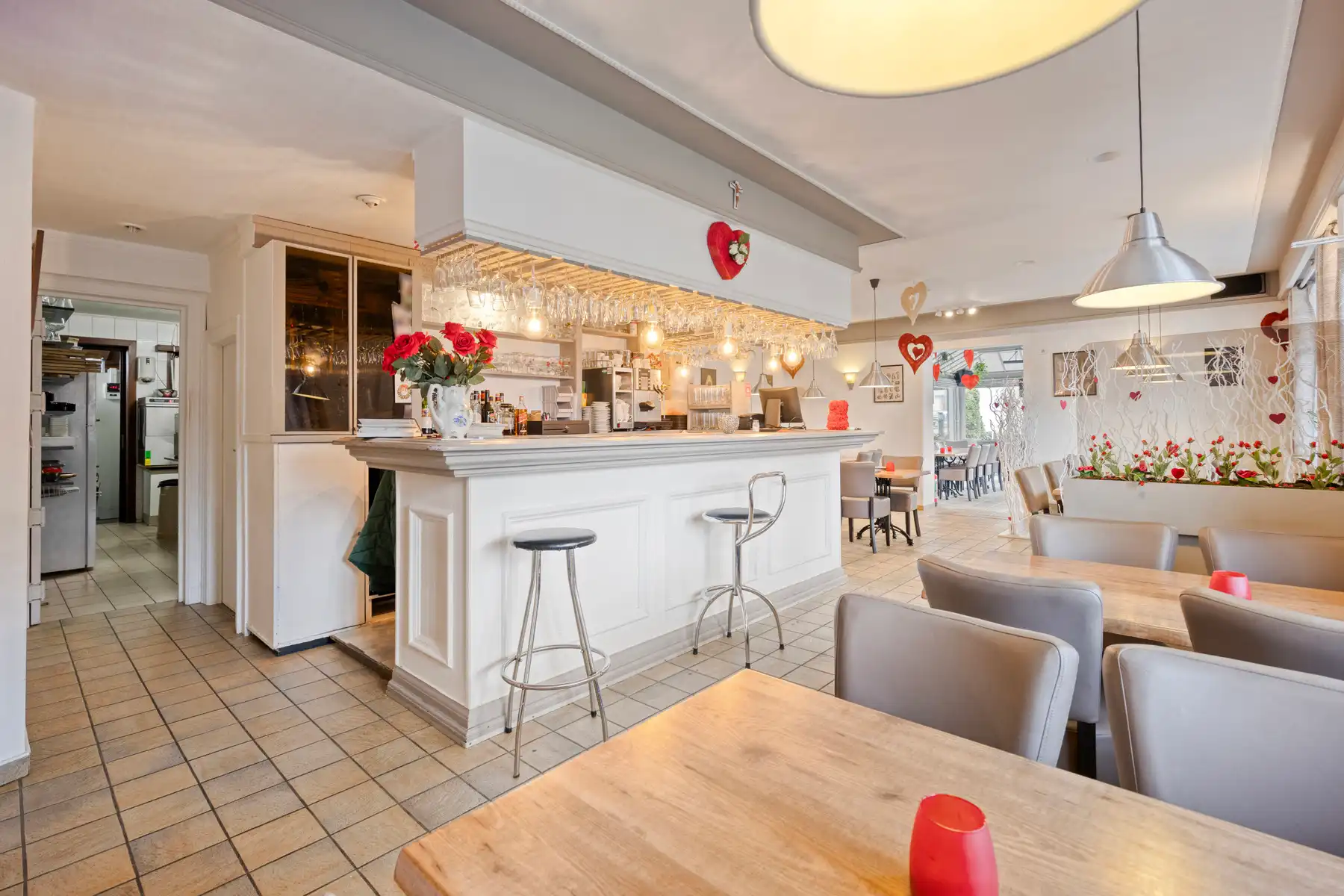 veelzijdig handelshuis met woonst en appartement foto 3