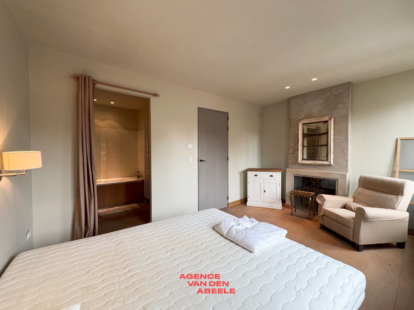 High class woning met stadskoer foto 14