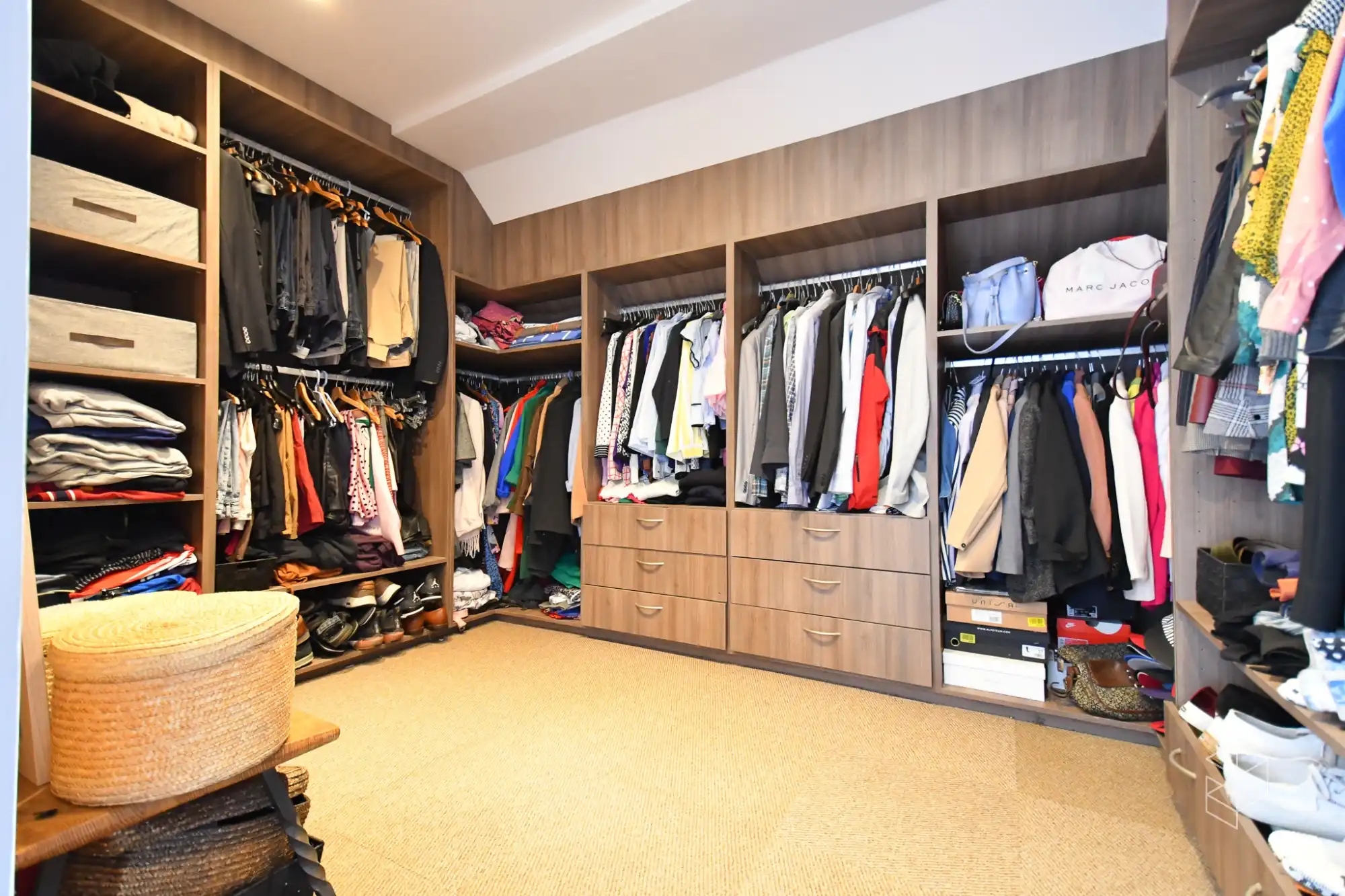 GROTE (254m²) instapklare gezinswoning met 4 slaapkamers, zwembad en poolhouse foto 15