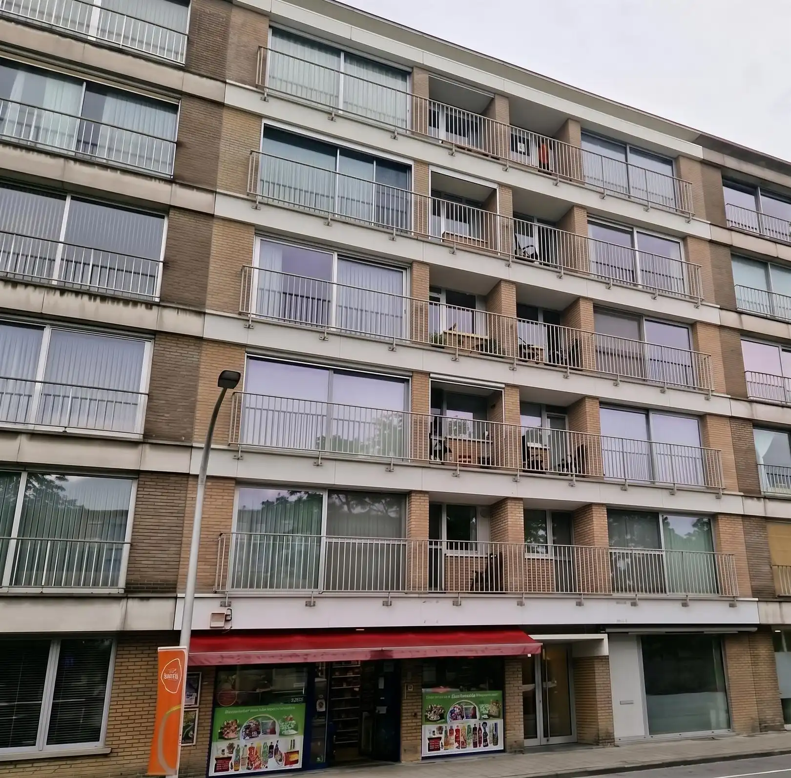 Zeer gunstig gelegen appartement met 2 terrassen op 5e vd. foto {{pictureIndex}}