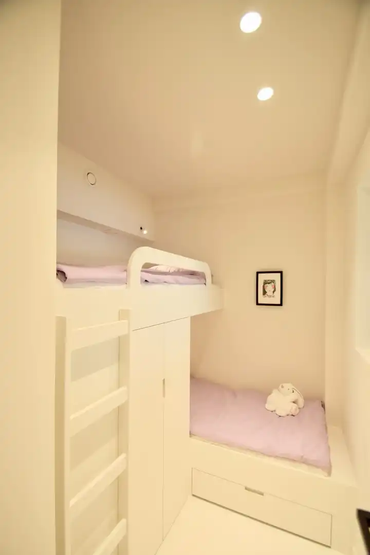 Lichtrijk gerenoveerd appartement nabij de winkels, het strand en de zee. foto 12