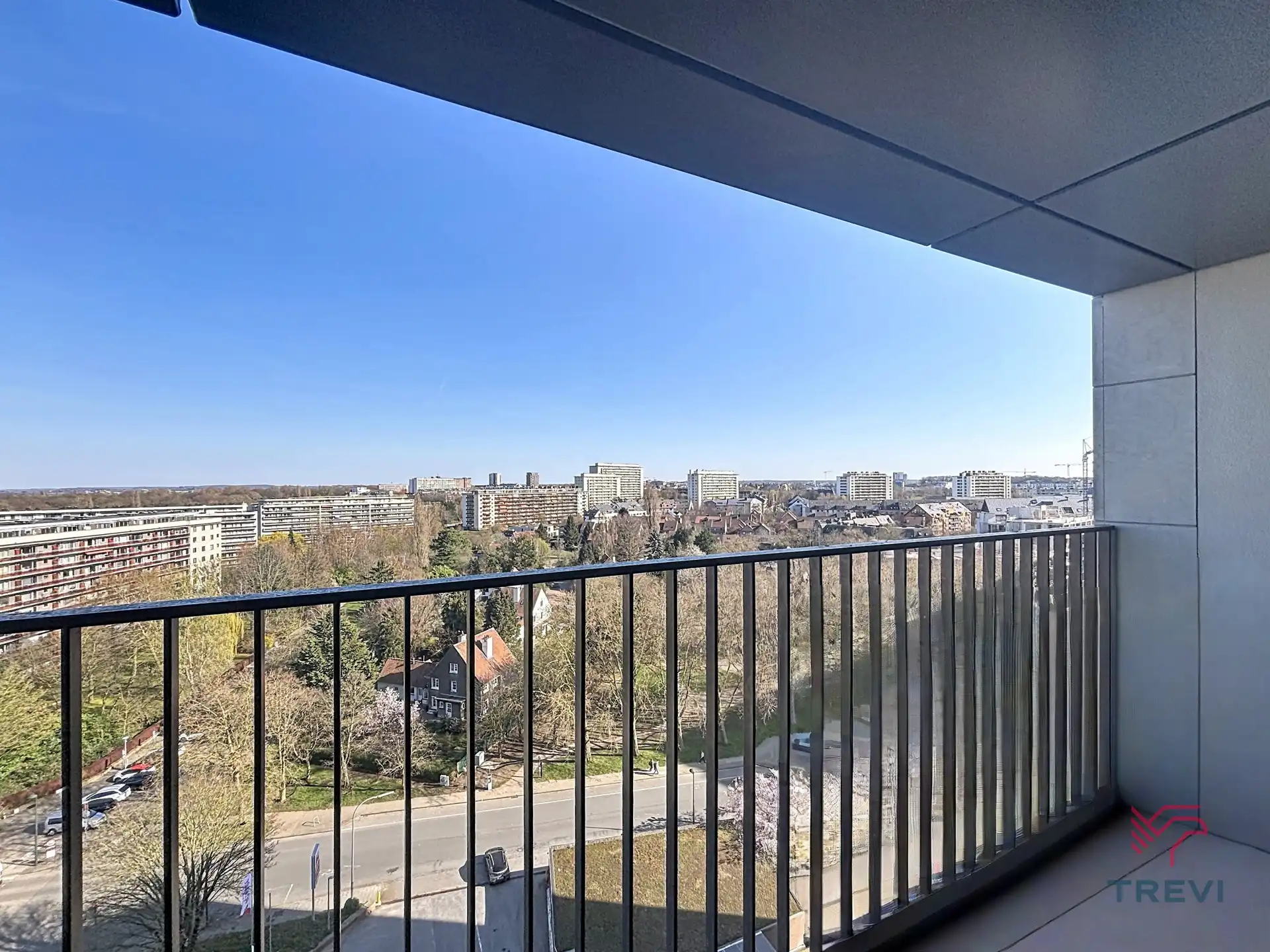 Mooi ongemeubileerd appartement met 1 slaapkamer foto {{pictureIndex}}