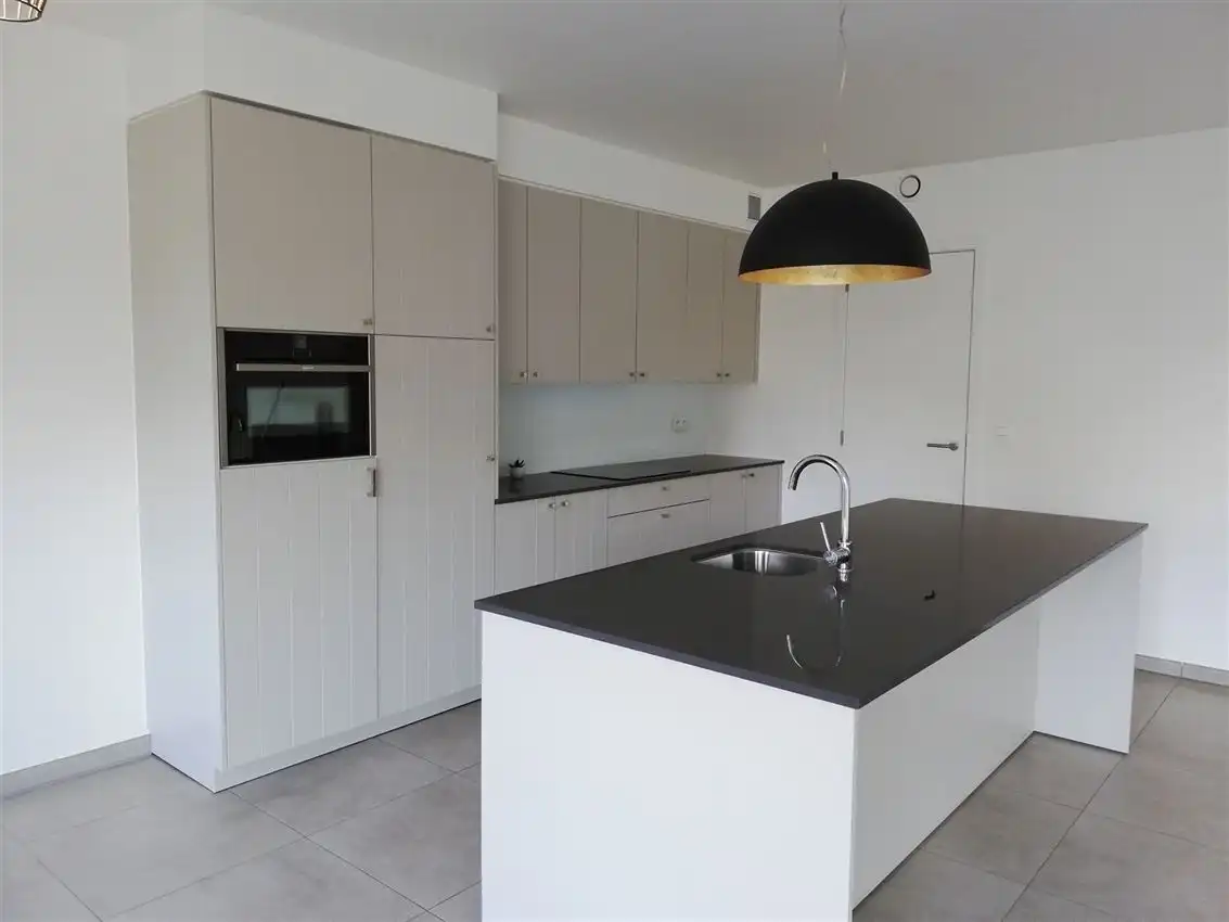 Gelijkvloers app. met 2 slpk., terras en garage, rustigere ligging foto 9