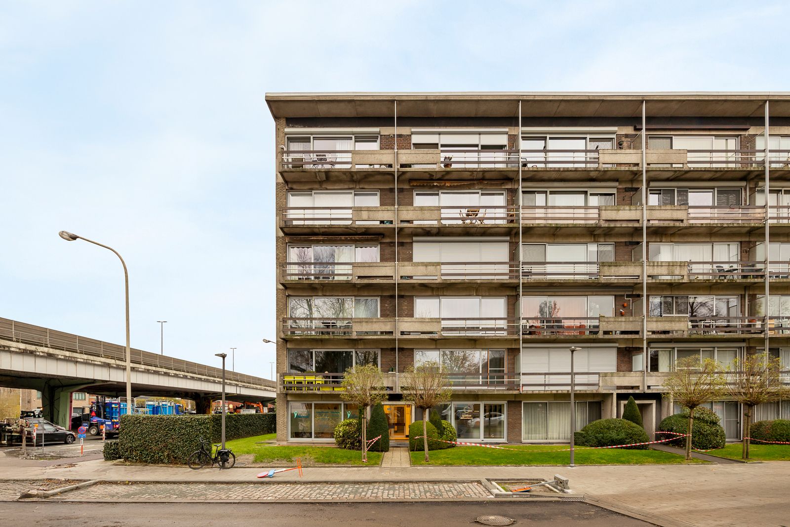 Verzorgd appartement met 3 slaapkamers, terras en autostaanplaats foto 1