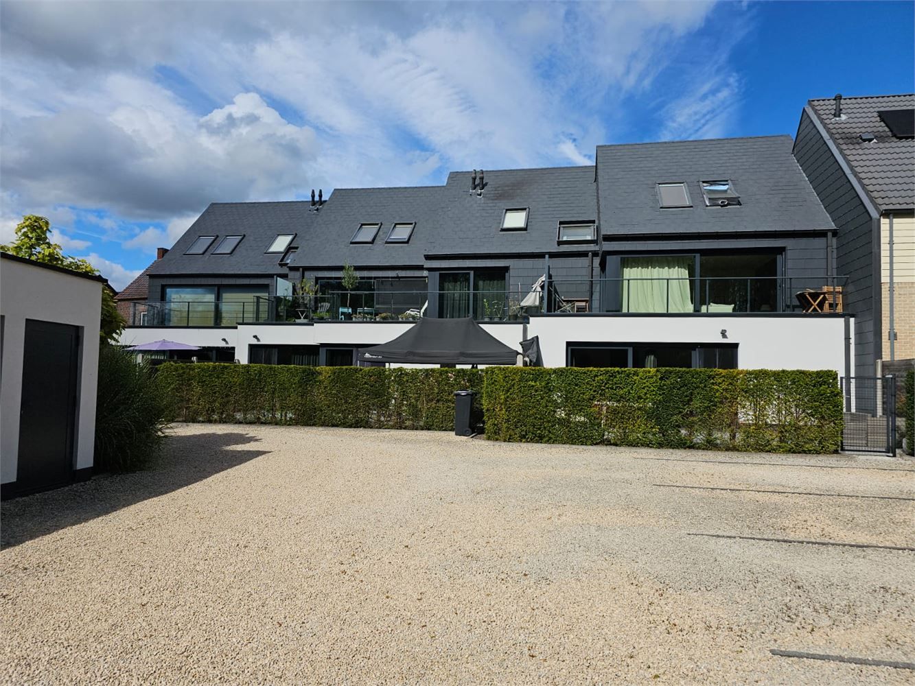Duplex appartement met 3 slpks, terras (12,63m²) en 3 parkeerplaatsen (Moerbeke) foto {{pictureIndex}}
