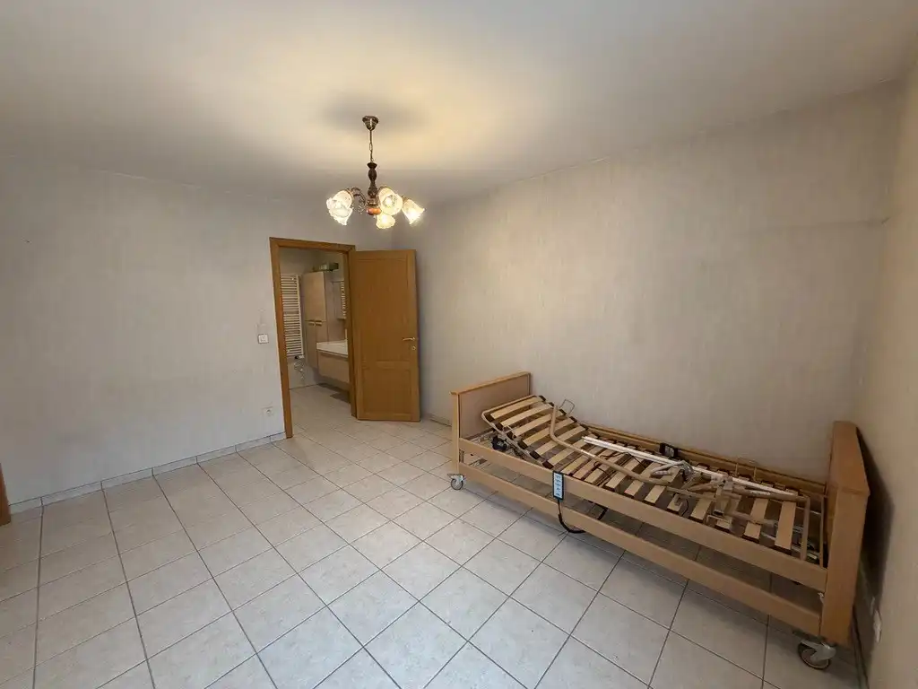 Genk-centrum, Oude Markt 4 bus 11: Ruim en energiezuinig appartement (133 m²) met 2 slaapkamers, overdekt terras, dubbele autostaanplaats en kelderberging. foto 15